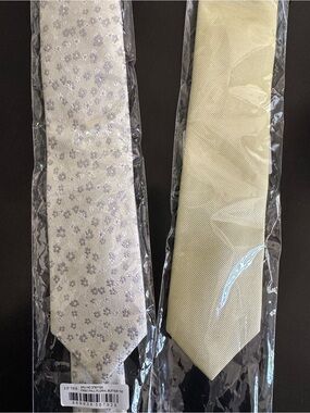 The Tie Bar Light Cream Floral and Solid Butter tie